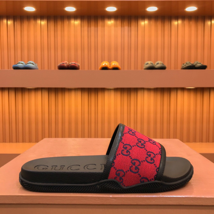 G*u*i slippers