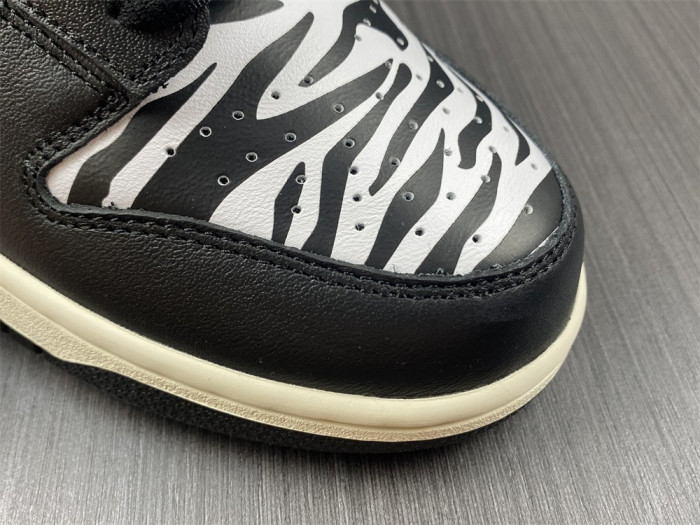 Quartersnacks x Dunk Low SB ‘Little Debbie’s Zebra Cakes’ DM3510-001