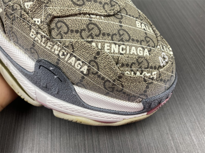 G*u*i*blcg triple s sneaker 677192 ulz10 9795