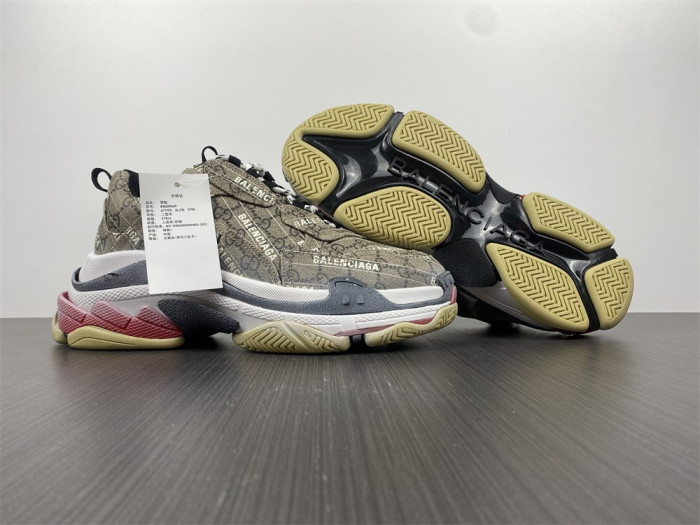G*u*i*blcg triple s sneaker 677192 ulz10 9795