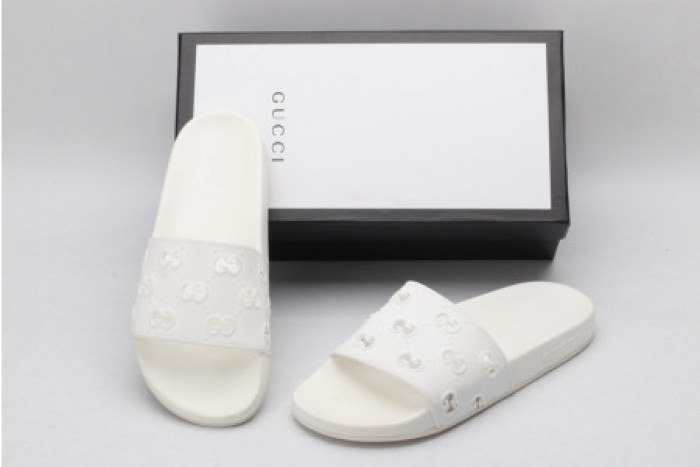 G*u*i slippers