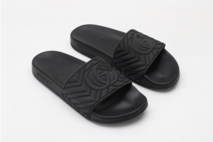 G*u*i slippers all black