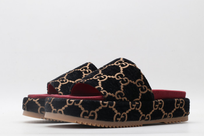 G*u*i slippers