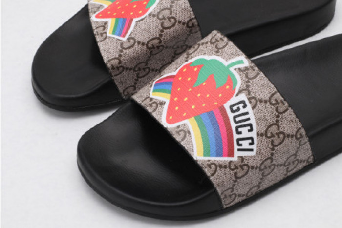 G*u*i slippers