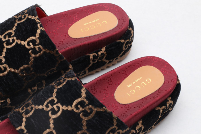 G*u*i slippers