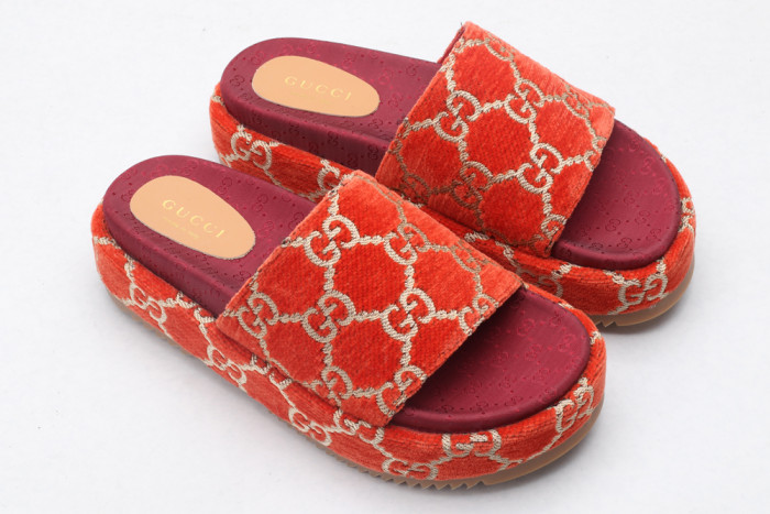 G*u*i slippers