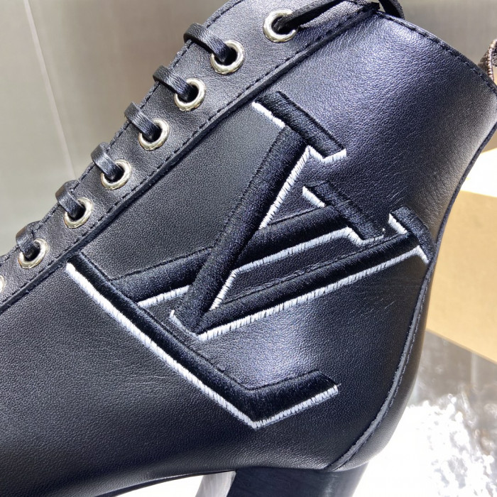 LOUS VUITO BROWN STAR TRAIL ANKLE BOOTS