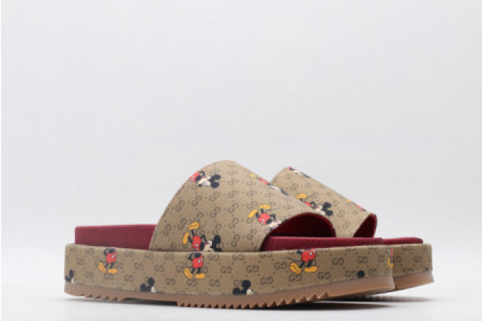 G*u*i slippers